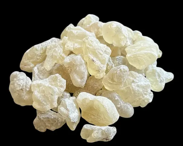 Close-up of premium Grade A white Gum Damar lumps with high clarity for varnish and ink industries